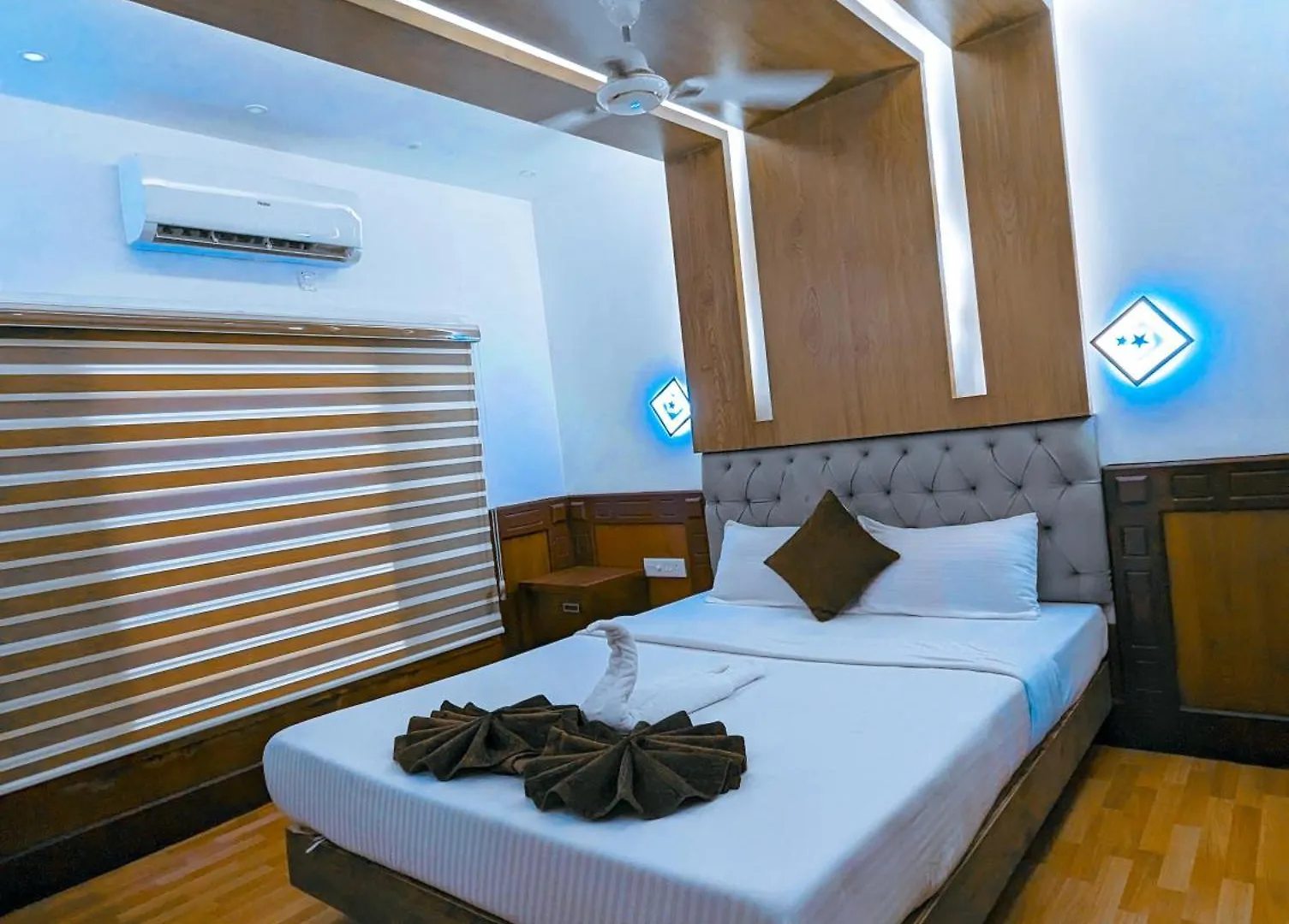 Grand Villa Houseboat Kumarakom